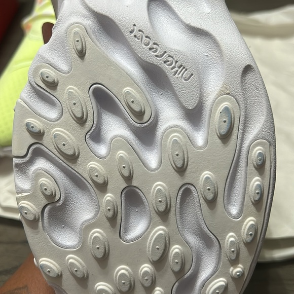 Nike React Presto Barely Volt - Picture 9 of 12